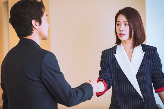 빨간색 천이 보이도록 소매를 접어 컬러 포인트를 준 스타일링. [사진 OCN 왓쳐]