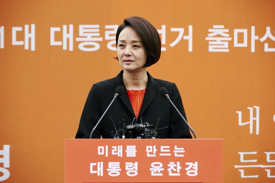 tvN '60일 지정생존자'에서 관록의 정치인 모습을 보여주고 있는 배우 배종옥. 검정 재킷 안에 강렬한 오렌지색 블라우스를 입었다. [사진 tvN 60일 지정생존자]