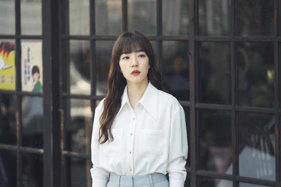 커다란 깃이 달린 블라우스를 입은 임수정. [사진 tvN 검색어를 입력하세요WWW]