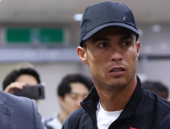 지난달 26일 오후 서울 마포구 성산동 서울월드컵경기장에서 열린 하나원큐 팀 K리그와 유벤투스 FC의 친선경기가 끝난 뒤 유벤투스의 호날두가 경기장을 빠져나가고 있다. [연합뉴스]