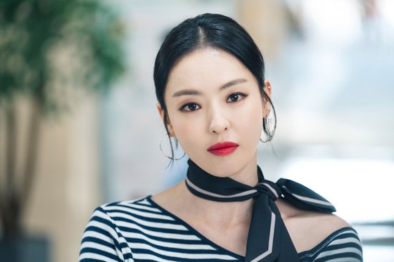 이다희는 드라마에서 가장 다채롭고 화려한 패션을 보여주는 인물이다. [사진 tvN 검색어를 입력하세요WWW]