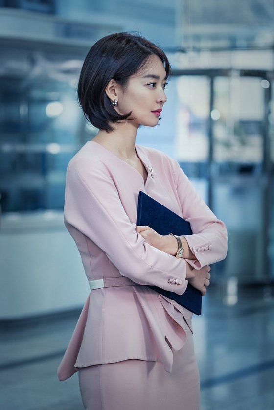 연한 분홍색과 러플 장식으로 여성스러움을 극대화하면서도 몸에 잘 맞게 재단된 스타일로 격식을 갖춘 투피스.  [사진 JTBC 보좌관]