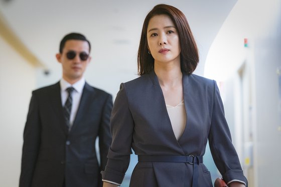 허리를 강조하는 벨트로 점잖은 이미지의 짙은 회색 재킷을 여성스럽게 풀어냈다. [사진 OCN 왓쳐]