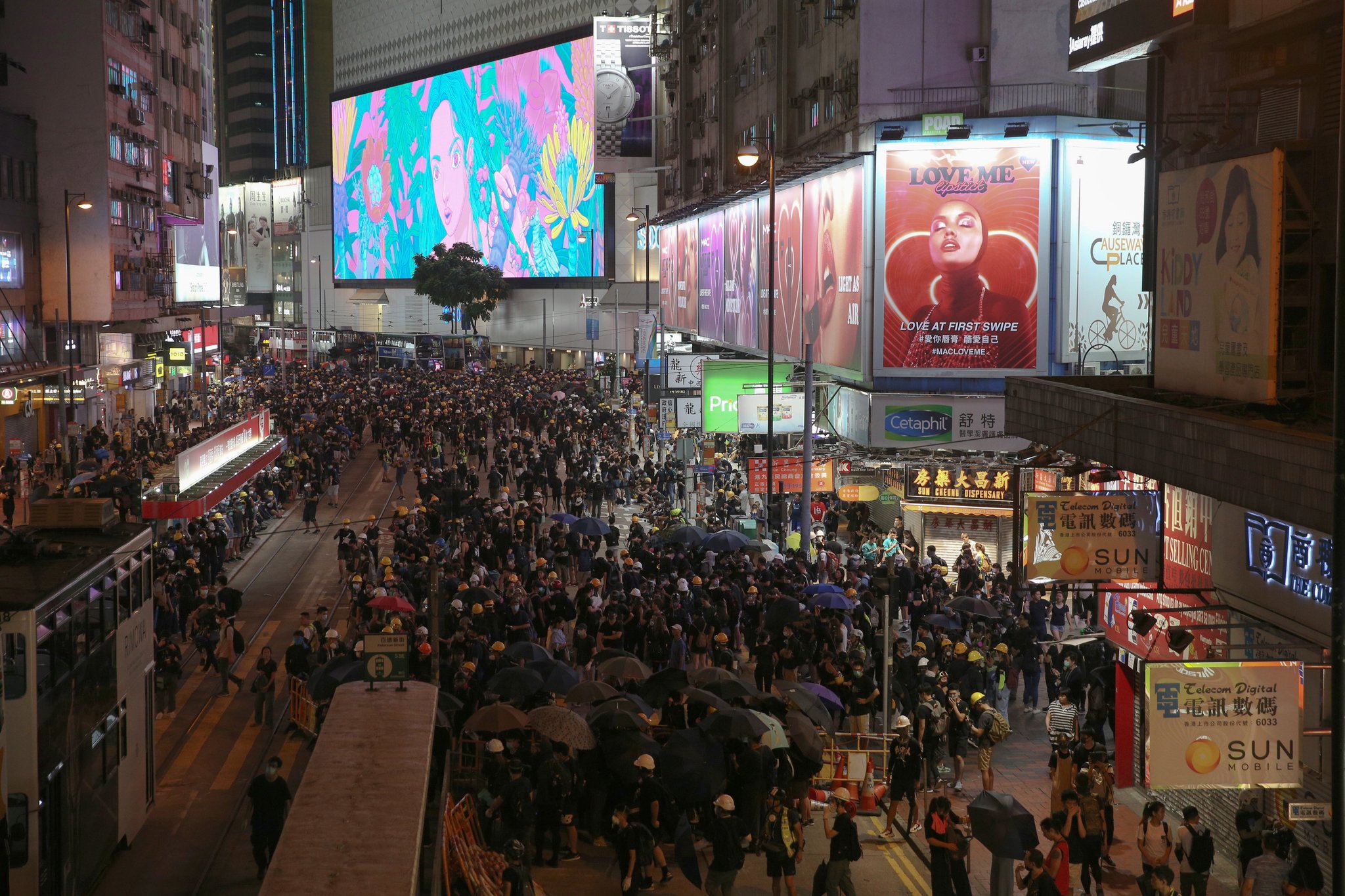 홍콩 시위대가 4일(현지시간) 홍콩 코즈웨이 만에서 도로를 차단하고 있다. [EPA=연합뉴스]