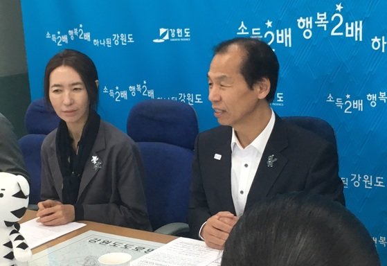 평창남북평화영화제 개최를 추진해온 방은진 강원영상위원장과 최문순 강원도지사. [사진 강원도민일보]