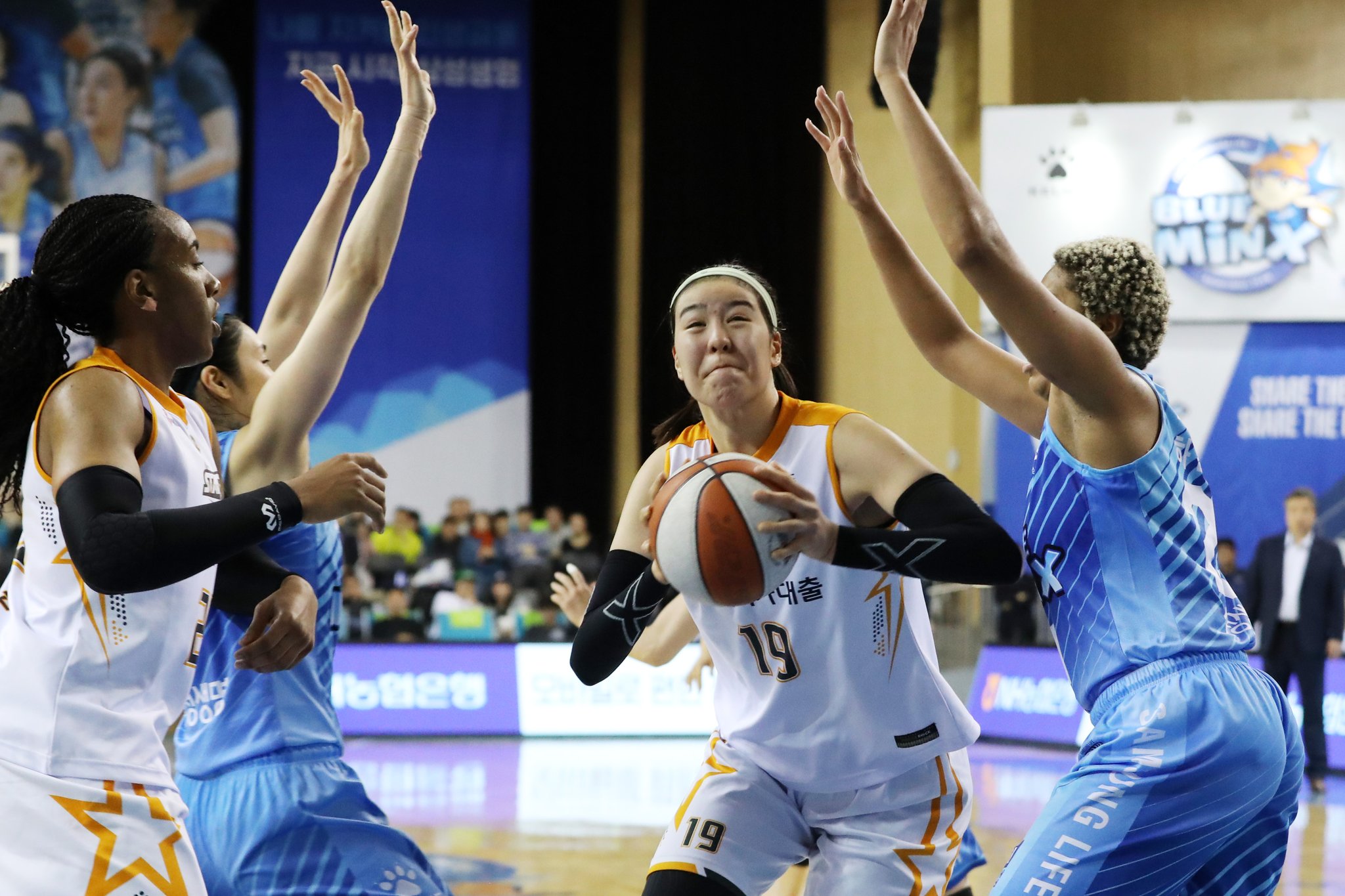 지난 3월 25일 용인체육관에서 열린 2018-2019 우리은행 여자프로농구 챔피언결정전 3차전 KB스타즈와 삼성생명의 경기에서 KB 박지수가 공격을 시도하고 있다. [뉴스1]
