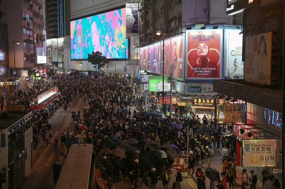 홍콩 시위대가 4일(현지시간) 홍콩 코즈웨이 만에서 도로를 차단하고 있다. [EPA=연합뉴스] epa07756166 Anti-extradition bill protesters block off the road in Causeway Bay, Hong Kong, China, 04 August 2019. Hong Kong is in the midst of a ninth consecutive weekend of multiple anti-extradition demonstrations and a planned citywide strike on 05 August. EPA/JEROME FAVRE