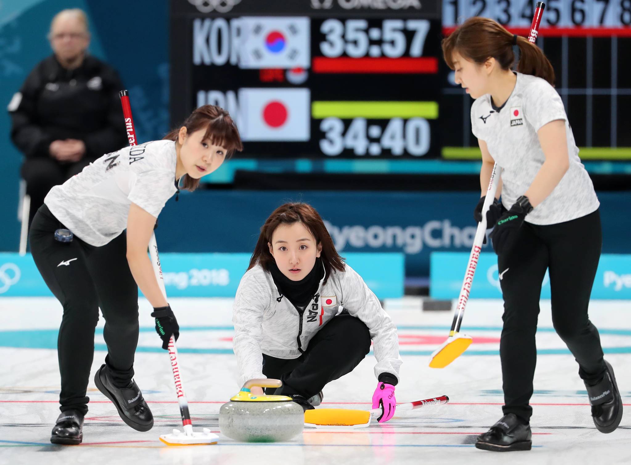 지난해 2월 23일 평창올림픽 여자 컬링 준결승전 한국전에서 투구하는 일본 컬링 국가대표 후지사와 사쓰키(가운데).[연합뉴스]