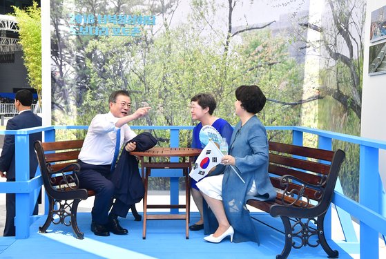 문재인 대통령(왼쪽)과 부인 김정숙 여사(오른쪽)가 지난해 8월 15일 광복절 경축식을 마친 뒤 도보다리 모형에서 이소연 국가기록원장과 얘기하고 있다. [청와대사진기자단]