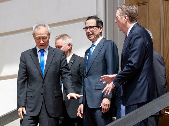중국 류허 부총리와 미국 므누신 재무부 장관, 로버트 라이트하이저 미 무역대표부 대표(왼쪽부터)가 10일(현지시간) 워싱턴DC 미 무역대표부에서 협상을 마친 뒤 인사하고 있다. 두 나라는 9일부터 워싱턴DC에서 고위급 무역협상을 진행했지만 합의에 실패했다. [EPA]
