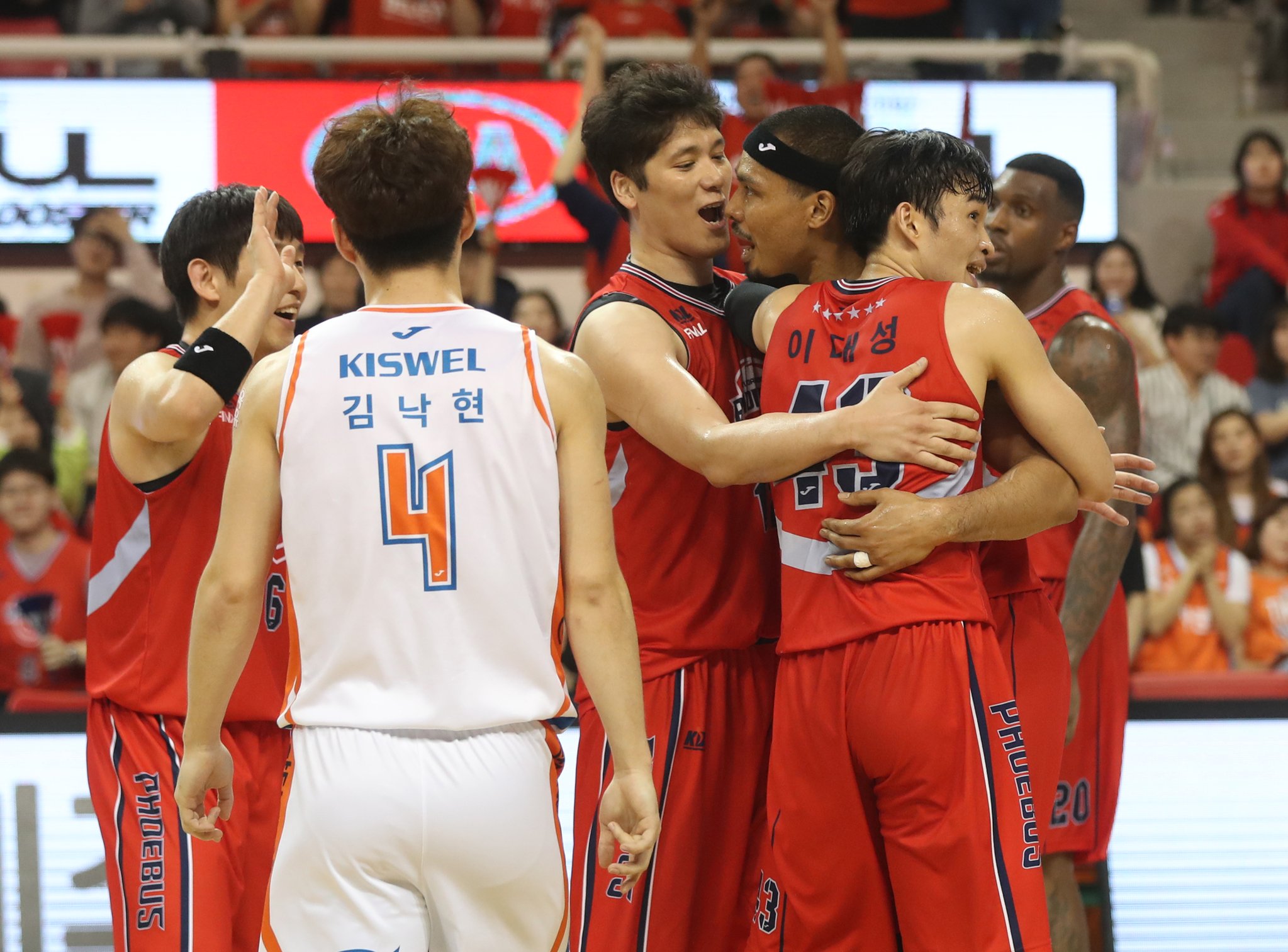 지난 4월 21일 을산 동천체육관에서 열린 울산 현대모비스와 인천 전자랜드의 챔피언결정전 5차전. 승리가 확실시되자 현대모비스 양동근, 함지훈, 문태종, 이대성이 환호하고 있다. [연합뉴스]