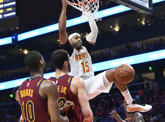 빈스 카터가 클리블랜드 캐벌리어스를 상대로 덩크슛을 터뜨리고 있다. [AP=연합뉴스]