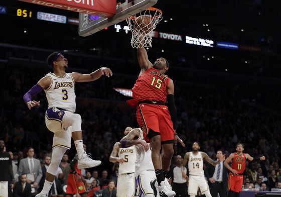 LA 레이커스를 상대로 호쾌한 덩크슛을 터뜨리는 빈스 카터. [AP=연합뉴스]