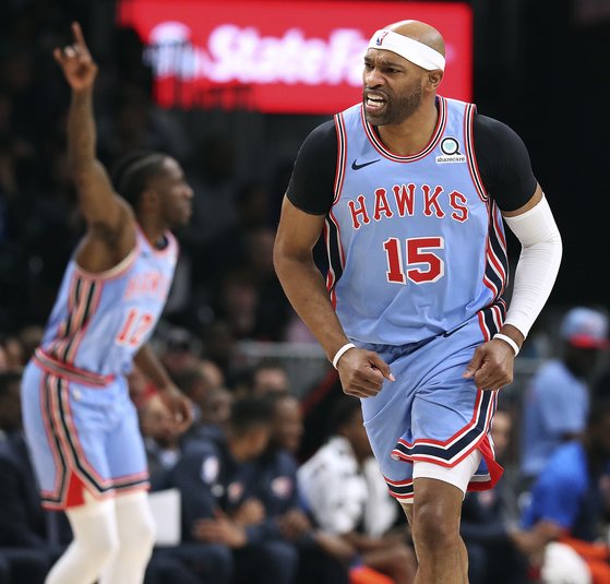 오클라호마시티 선더전에서 점프슛을 성공시킨 뒤 환호하는 빈스 카터. [AP=연합뉴스]