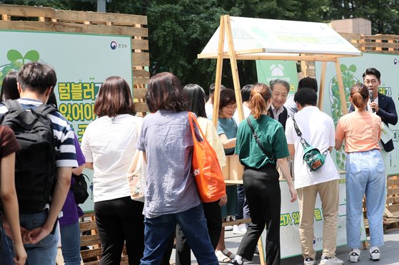 6일 오전 서울 청계광장에서 열린 '데일리 텀블러' 캠페인 부스에서 시민들이 일회용컵을 반납하고 텀블러를 받아가고 있다. [연합뉴스]