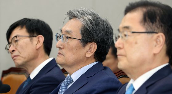 김상조 청와대 정책실장(왼쪽부터), 노영민 대통령비서실장, 정의용 국가안보실장이 6일 서울 여의도 국회에서 열린 운영위원회 전체회의에 참석해 자리를 지키고 있다. [뉴스1]