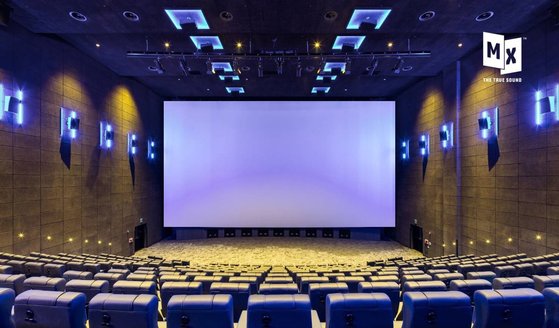 메가박스 사운드 특화관 MX관. 스크린 양옆과 상영관 천장에 줄지어 보이는 푸른빛 박스가 모두 스피커다. 이 스피커를 통해 360도 입체음향을 제공한다. [사진 메가박스]