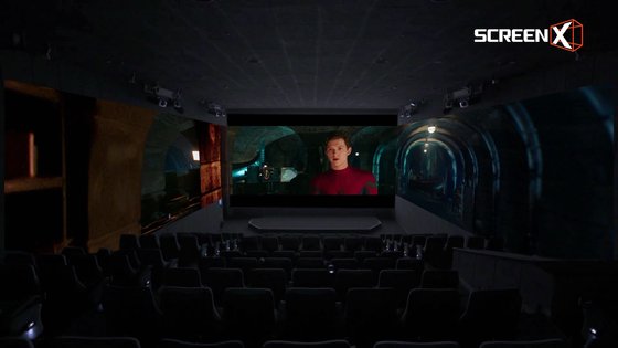 '스파이더맨:파 프롬 홈' 스크린X 화면. 전방의 스크린에 더해 좌우 두 면까지 영상이 확장되어 보인다. 스크린X 포맷을 위해 특별히 제작한 버전을 상영한다. [사진 CJ CGV]
