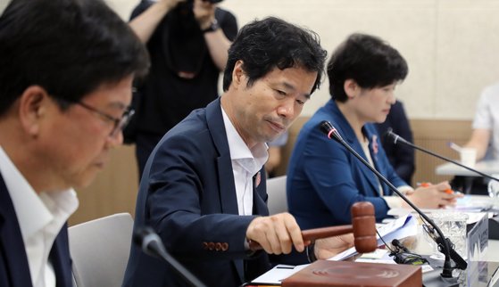 김승환 전북도교육감이 7일 충북 청주시 교원대에서 열린 전국시도교육감협의회 임시총회에서 의사봉을 두드리고 있다. [뉴스1]