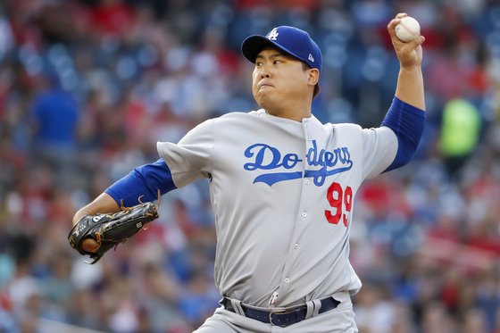 역투하는 류현진. [EPA=연합뉴스]