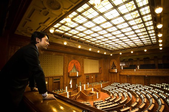 고이즈미 준이치로 전 총리의 차남 고이즈미 신지로가 페이스북에 올린 사진. 의회를 내려다보는 자신만만한 이미지다. [페이스북]