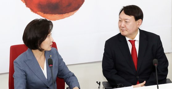 윤석열 신임 검찰총장(오른쪽)이 8일 오후 서울 여의도 국회에서 나경원 자유한국당 원내대표를 예방하고 있다. 김경록 기자