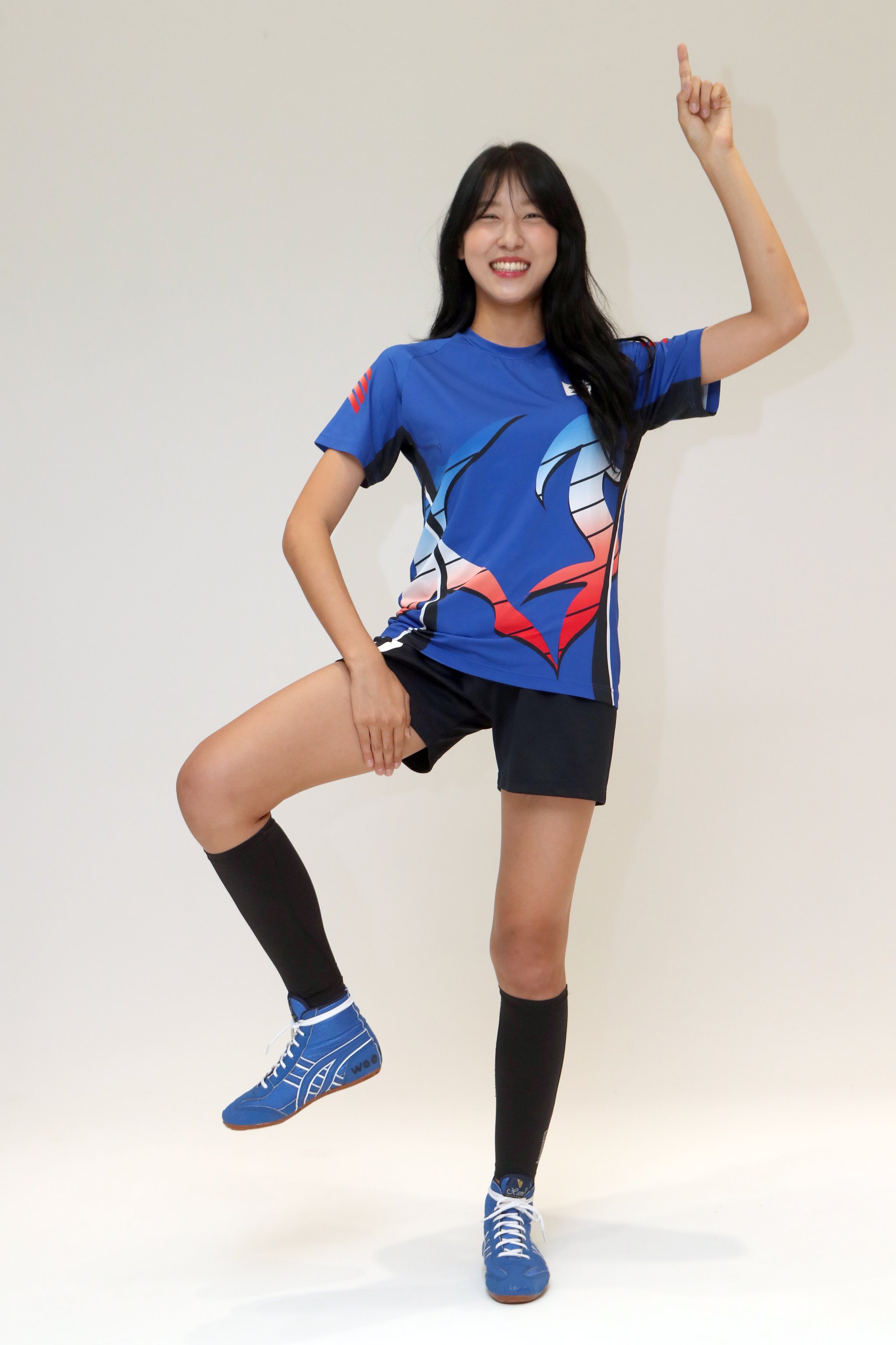 지난달 19일 서울 상암동 드림타워에서 만난 미스코리아 선 우희준씨가 카바디에서 득점을 올린 뒤 취하는 포즈를 선보였다. 카바디는 숨을 참는다는 뜻의 힌두어에서 유래한 인도의 전통놀이다. 최정동 기자