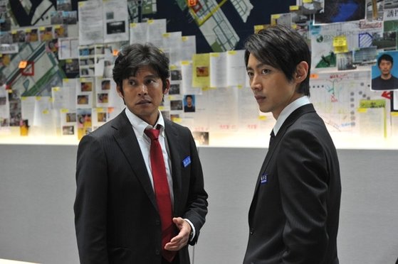 고이즈미 준이치로 전 총리의 차남 고이즈미 고타로(오른쪽)가 영화 '춤추는 대수사선'에 출연한 모습. 왼쪽은 일본의 '국민 배우' 급인 오다 유지(織田裕二). [중앙포토]