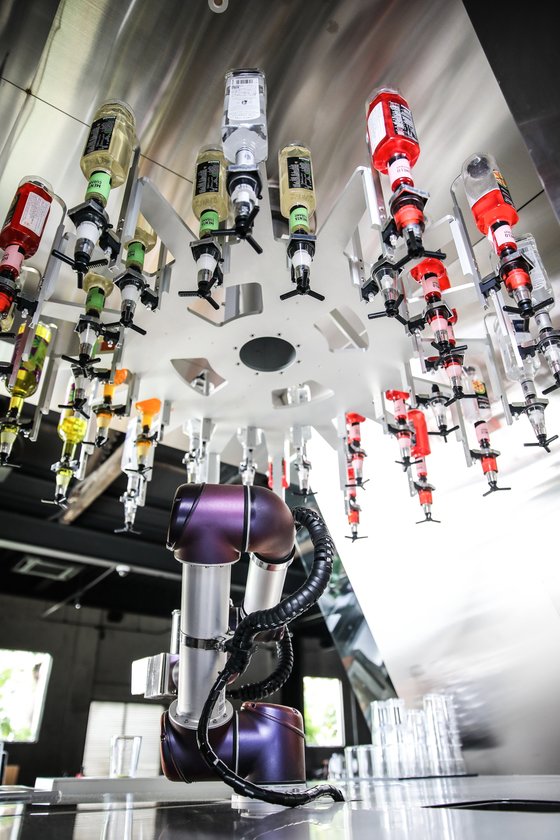 성수동 '카페봇'의 드링크봇. 위에 설치된 리큐르에서 적당량의 재료를 따라내 섞고 흔드는 기능을 한다.