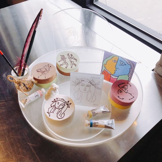 성수동 '카페봇'의 디저트봇이 그려낸 피카소의 한손드로잉.