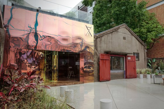 성수동 '카페봇'의 입구. 오른쪽에 원래 있었던 건물의 입구를 남겨뒀다. 과거와 현재, 미래가 공존하는 공간이라는 의미다. 원래의 건물은 30년 동안 금속 레이저 공장으로 쓰였던 곳이다.