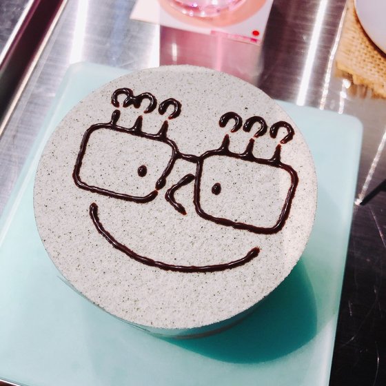 성수동 '카페봇'의 디저트봇은 감정을 솔직하게 표현할 수 있는 이모지도 그려준다.