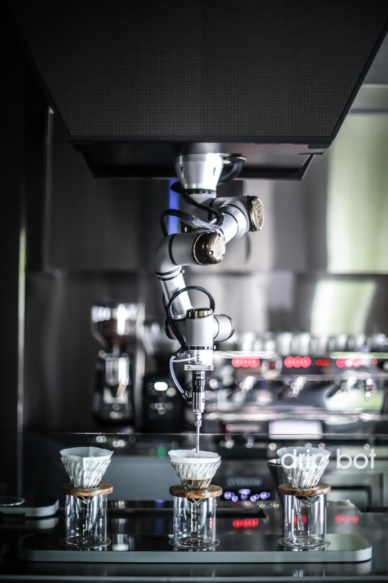 성수동 '카페봇'의 바리스타봇. 5분 동안 3잔의 커피를 추출할 수 있다.