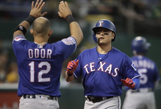 루그네드 오도어와 추신수(오른쪽). AP=연합뉴스