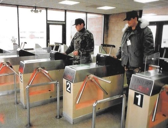 미 공군 장병이 비밀 연구시설에 들어가기 위해 출입문에 스캐너에 손을 올려 신원을 확인하고 있다. [사진 Mick West 트위터 계정]