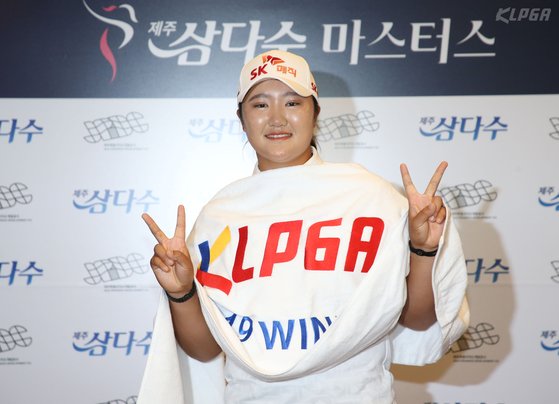 제주 삼다수 마스터스에 초청 선수로 참가해 우승까지 확정한 유해란. [사진 KLPGA 박준석]