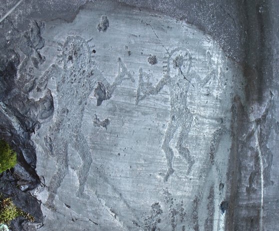 이탈리아 동굴에서 발견된 외계인 모양의 벽화. 선사 시대 때 그려졌다. 외계인이 오래전부터 지구에 온 증거라고 믿는 사람들이 많다. 밥 라자르는 외계인이 1만년 전부터 지구에 관여했다고 주장했다. [사진 위키피디아]