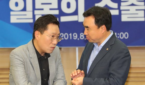 13일 오후 국회 의원회관에서 열린 더불어민주당의 '일본의 수출규제 대응 경제정책 간담회'에서 양정철 민주연구원장(왼쪽)과 윤관석 정책위수석부의장이 이야기하고 있다. [연합뉴스]