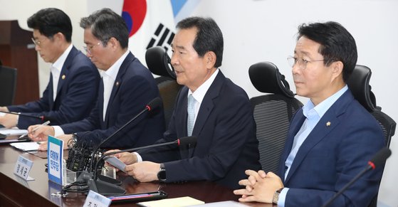 정세균 더불어민주당 부품·소재·장비·인력 발전 특별위원장이 13일 오후 서울 여의도 국회 의원회관에서 열린 일본수출규제 대응 당정청 상황점검 및 대책위원회 1차 회의에서 모두발언을 하고 있다. [뉴스1]