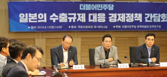 양정철 민주연구원장이 13일 오후 국회 의원회관에서 열린 '일본의 수출규제 대응 경제정책 간담회'에서 모두발언하고 있다. [연합뉴스]