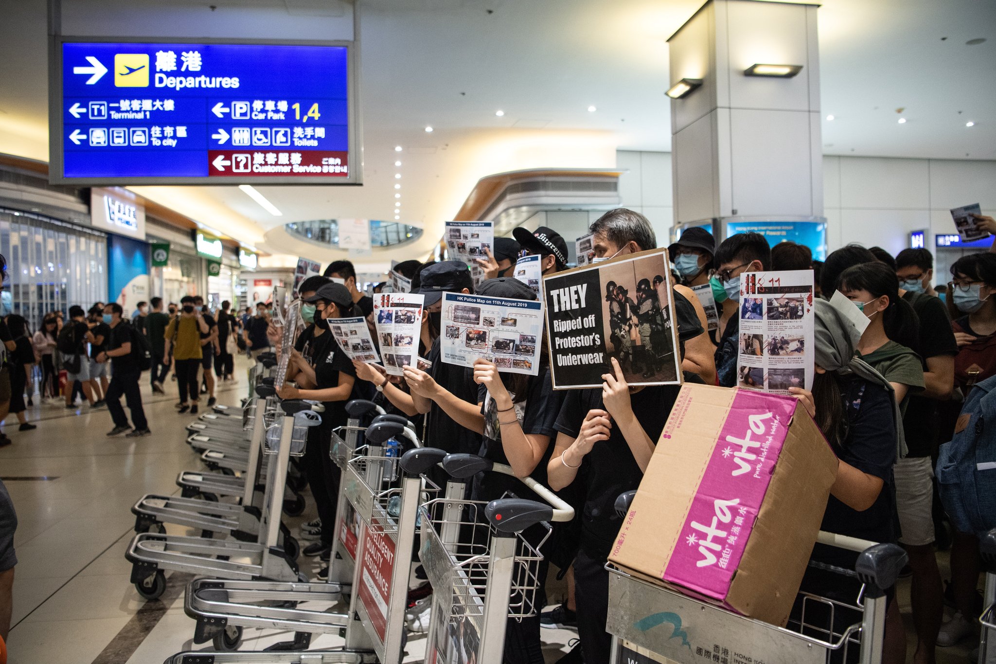 홍콩 시위대가 13일 홍콩국제공항 터미널2의 출국 게이트를 카트로 막고 있다. [EPA=연합뉴스]