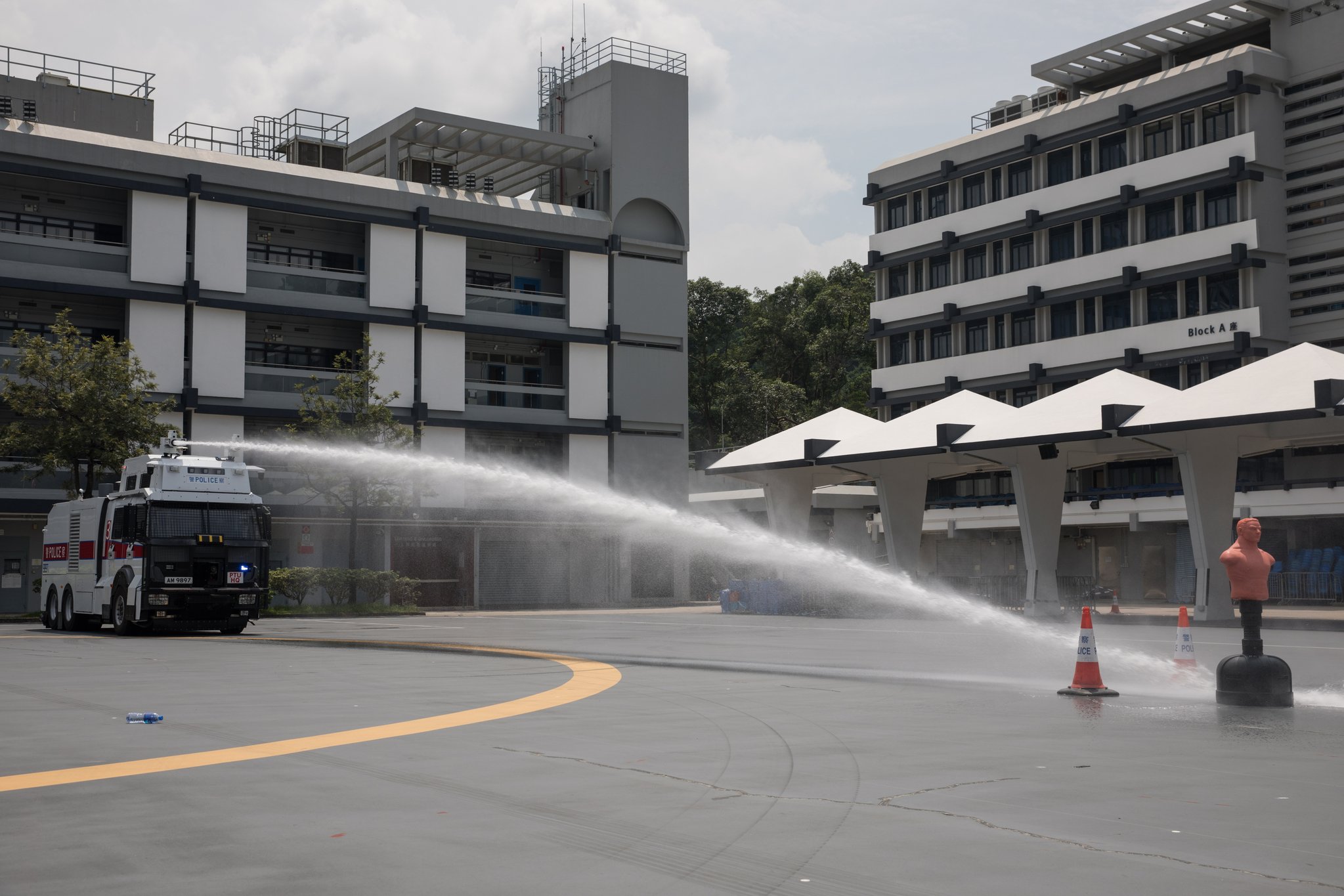 지난 12일 홍콩 판링의 경찰 전술 부대에서 사람모양의 인형을 세우고 물대포차를 시험하고 있다. [EPA=연합뉴스]