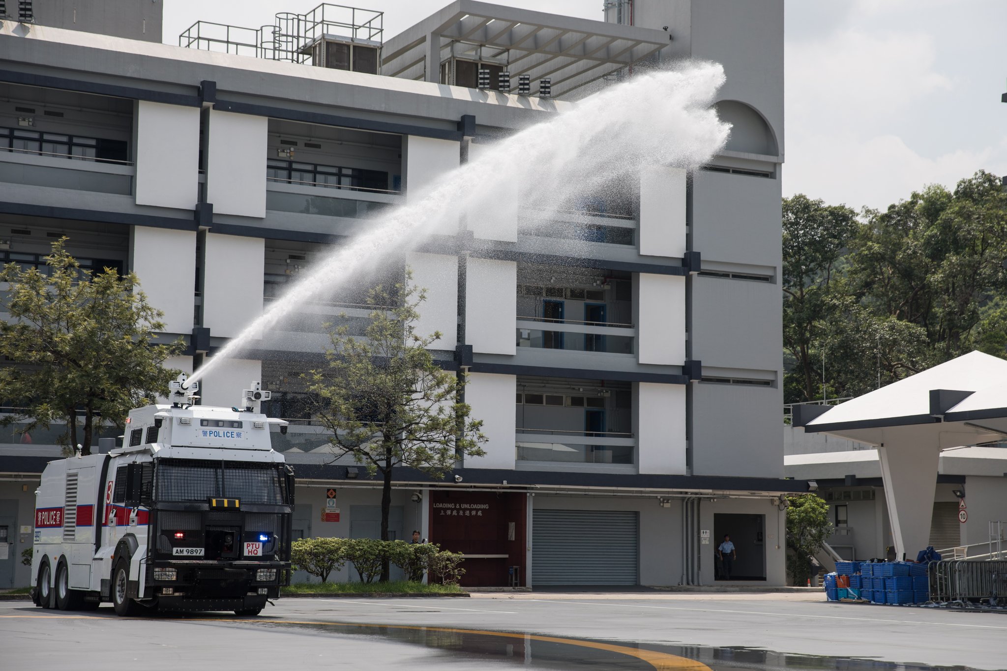 홍콩 경찰이 지난 12일 물대포차를 시험하고 있다. 메인 대포는 50m까지 물을 쏠 수 있다. 홍콩 경찰은 물대포차에 염료를 섞어 시위대 체포에 이용하는 것을 검토 중이다. [EPA=연합뉴스]