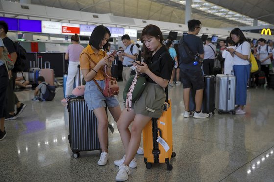 여행객들이 항공기 운항이 전면 취소되자 항공사 창구 앞에서 대기하고 있다. [AP=연합뉴스]