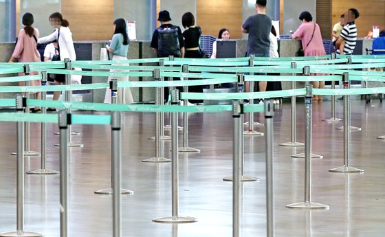 인천국제공항 1터미널에 있는 한 국적 항공사의 일본행 탑승 수속 카운터가 한산한 모습. ‘일본여행 보이콧’이 영향을 미쳤다. [연합뉴스]