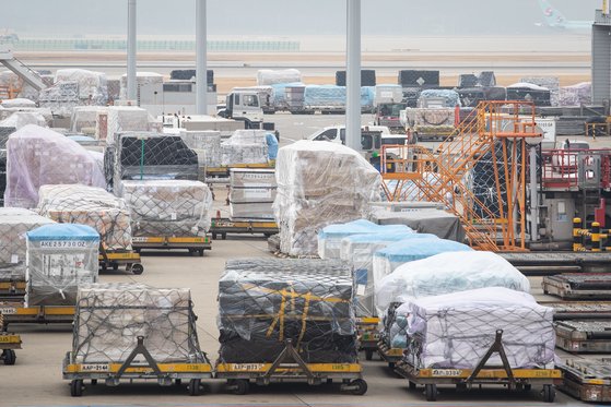 인천국제공항 아시아나항공 화물터미널에 수출 화물들이 선적을 기다리고 있다. [뉴스1]
