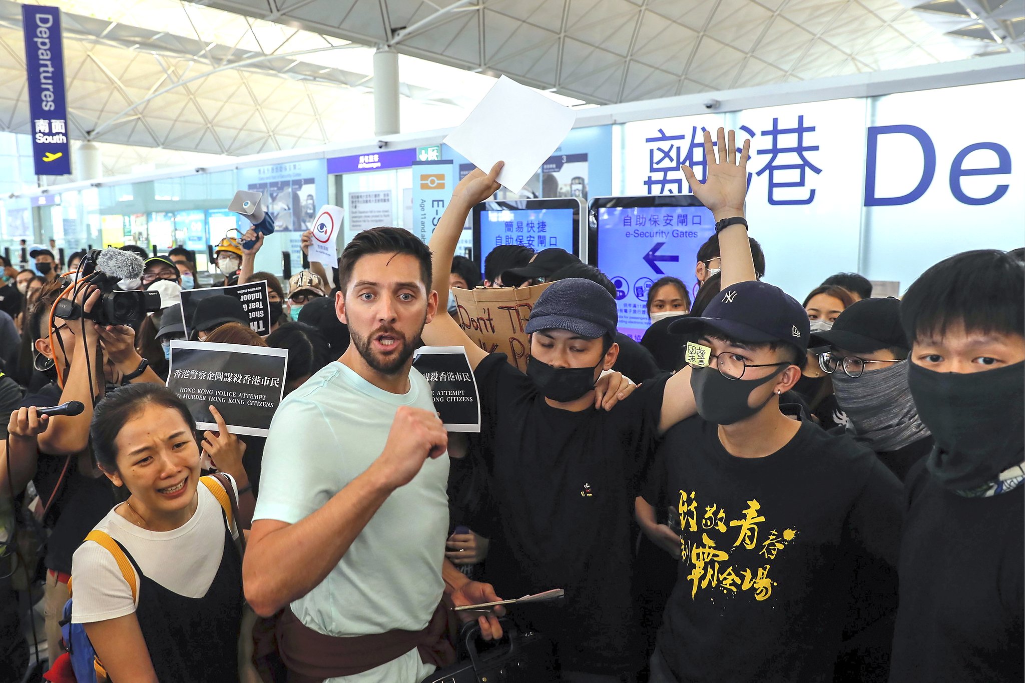 한 여행객이 출국 게이트가 시위대에 의해 막히자 거세게 항의하고 있다.[AP=연합뉴스]