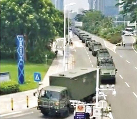 지난 10일 중국 선전에서 무장 경찰의 장갑차가 대규모로 집결하는 모습이 포착됐다. [웨이보 갭처]