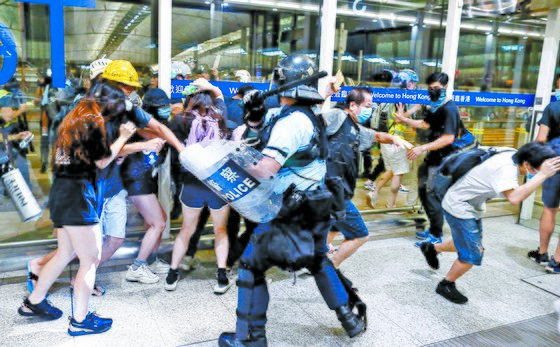 범죄인인도법안(송환법)에 반대해 홍콩 국제공항을 점거한 시위대가 13일 경찰과 충돌하고 있다. [로이터=연합뉴스]