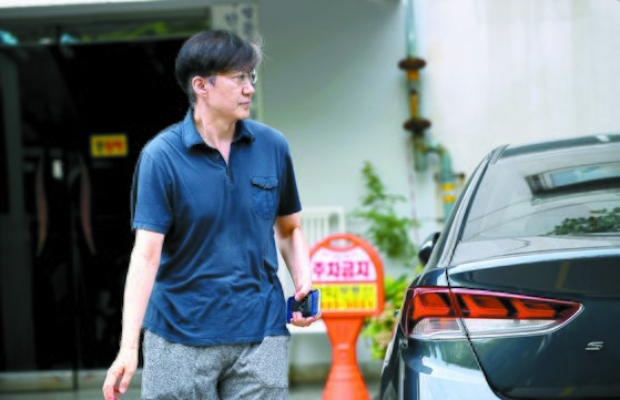 조국 법무부 장관 후보자가 11일 오전 서울 서초구 방배동 자택을 나서고 있다. [연합뉴스]